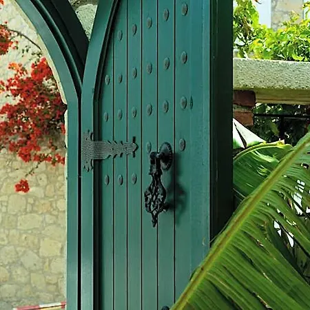 Pom Alacati Boutique Hotell